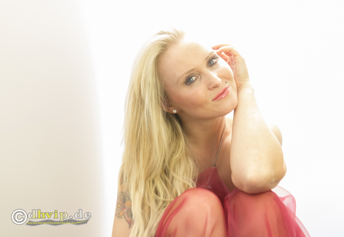 Sensual art picture of model Janet Müller. Picture available for sale in the shop.